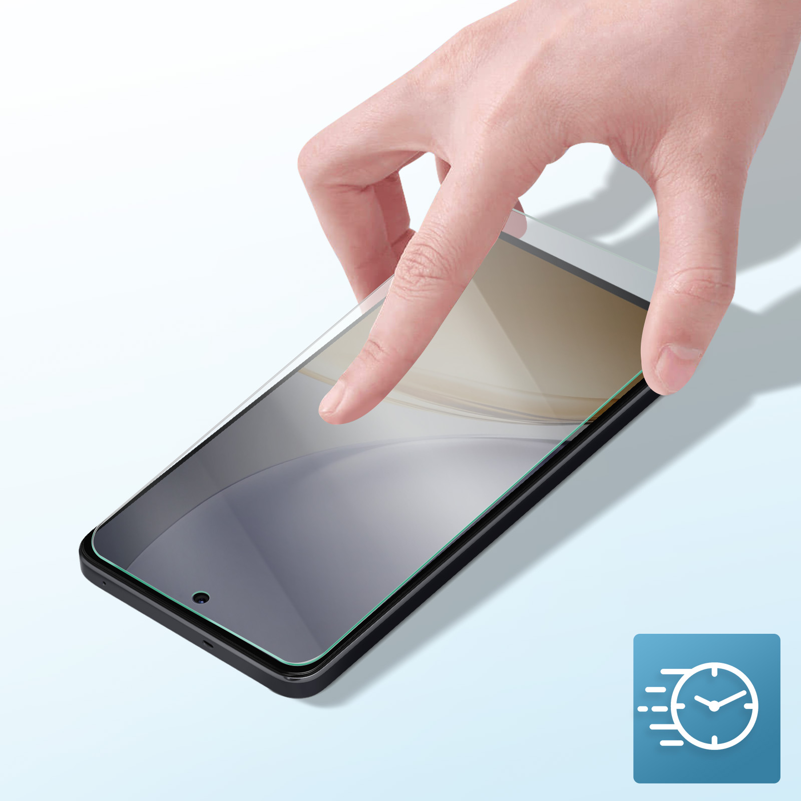 Mano che applica una protezione schermo su smartphone. Sfondo blu sfumato, icona orologio.
