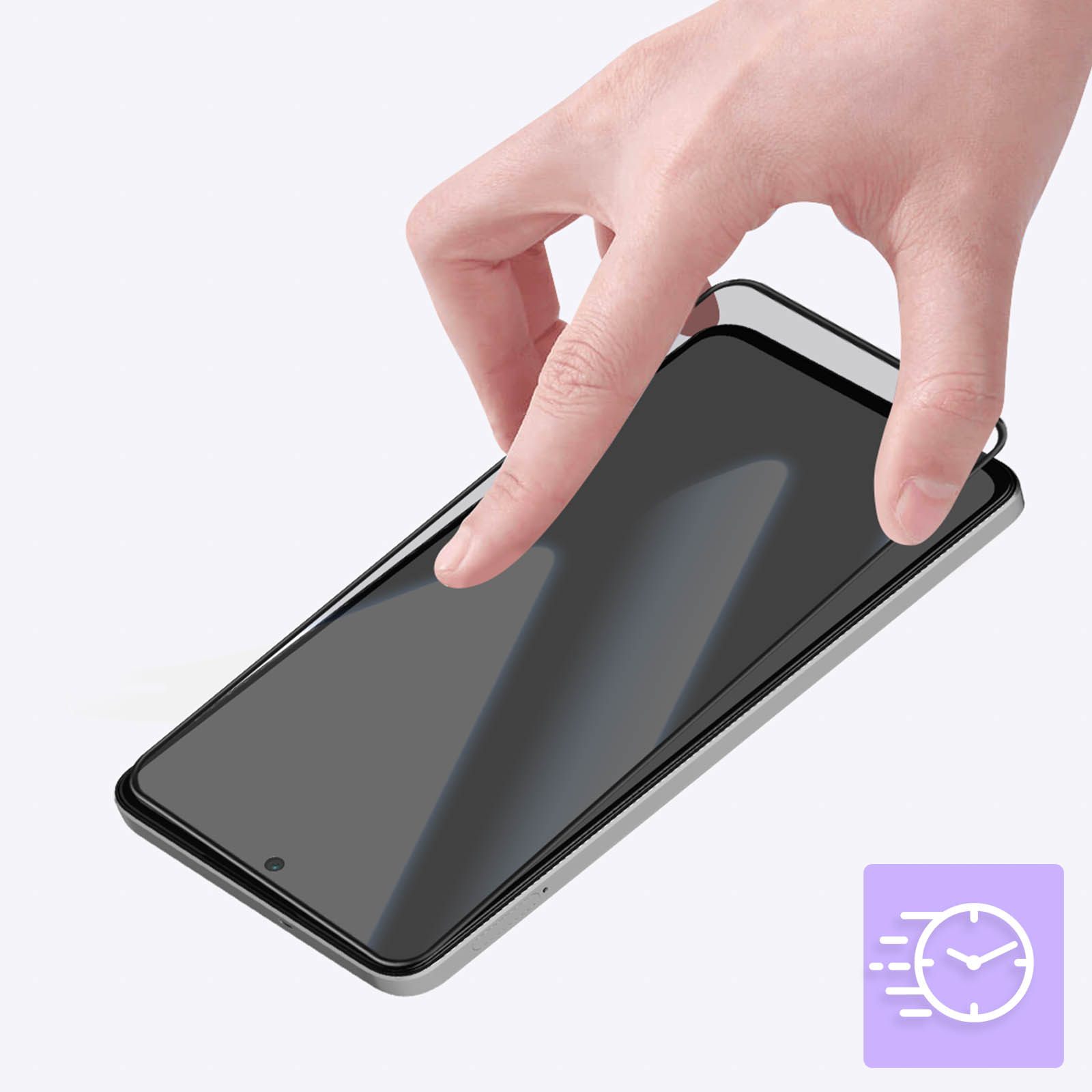 Una mano applica una protezione schermo a uno smartphone nero. Lo sfondo è bianco.