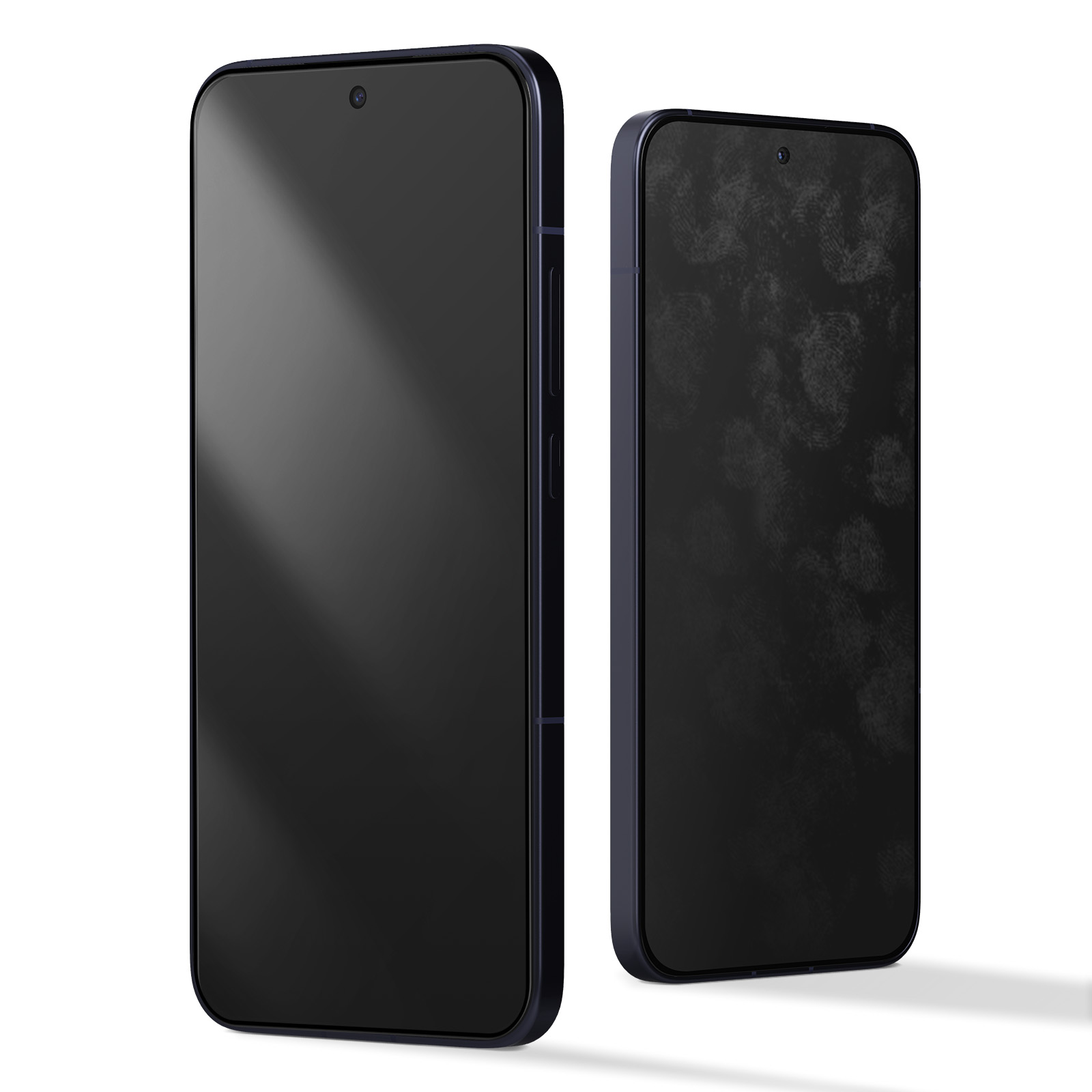 Due smartphone blu scuro su superficie bianca. Uno ha schermo pulito, l'altro impronte digitali. Entrambi hanno fotocamera frontale.