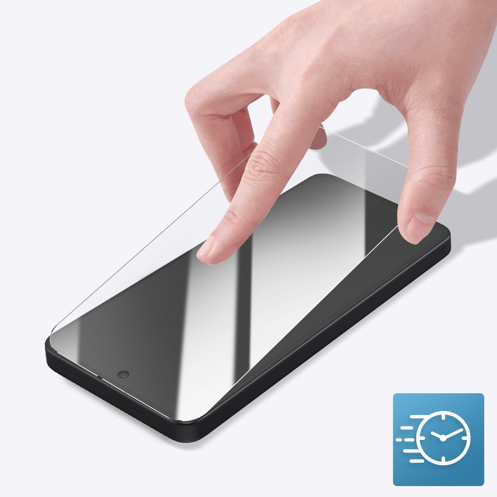 Una mano applica una protezione per schermo su uno smartphone nero. Lo sfondo è bianco con un'icona blu dell'orologio.