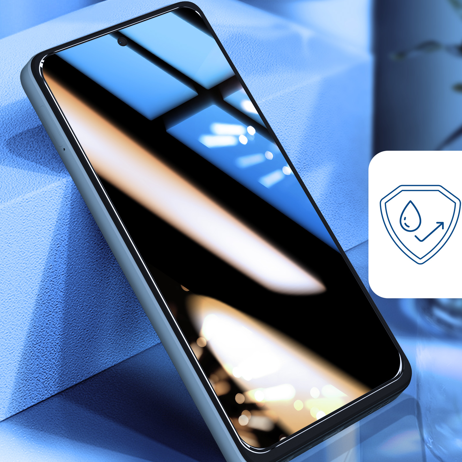 Uno smartphone con schermo nero è posizionato diagonalmente su una superficie blu. Un'icona di protezione dall'acqua è a destra.