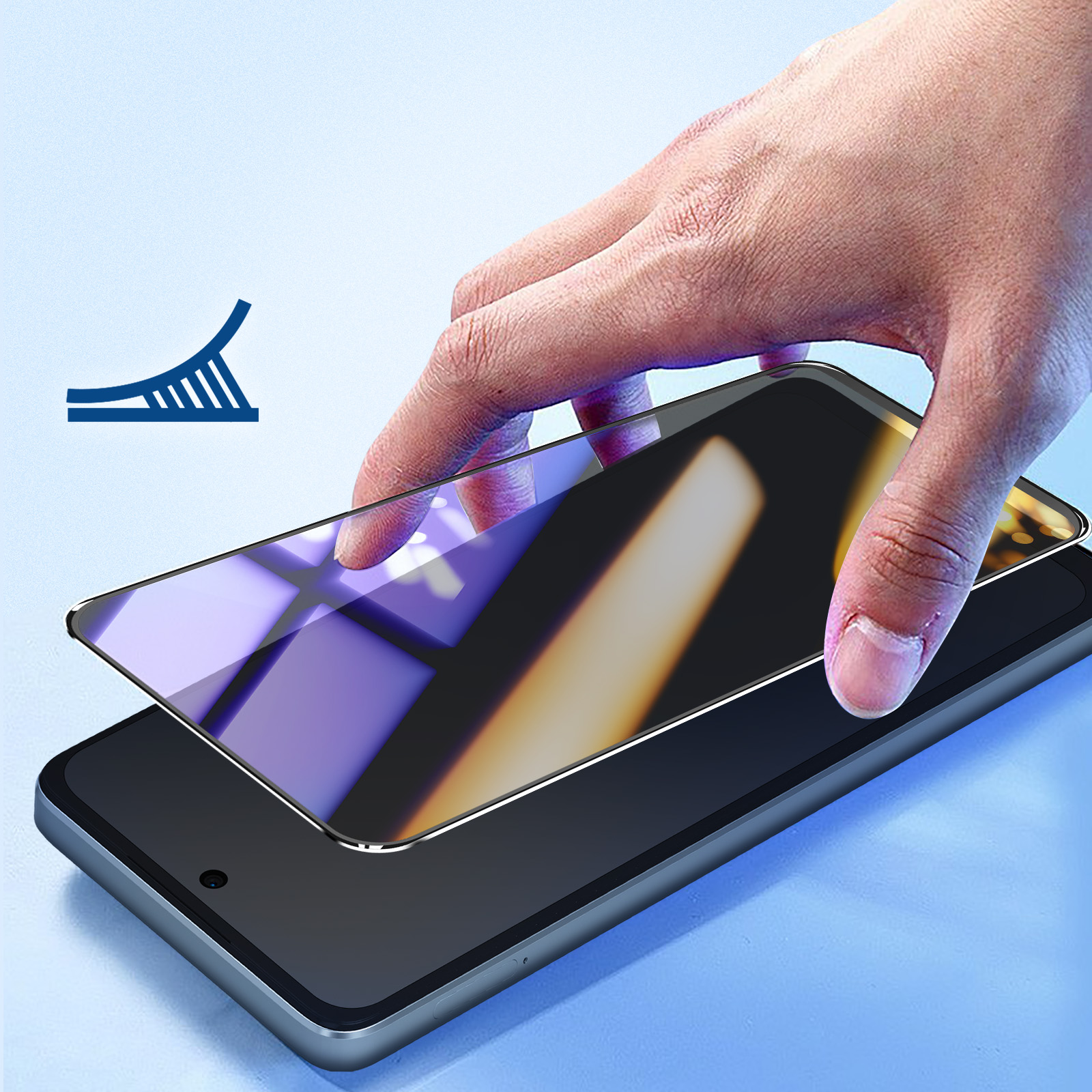 Mano che applica una protezione schermo a un telefono. Protezione trasparente, telefono nero. Icona blu in alto a sinistra.