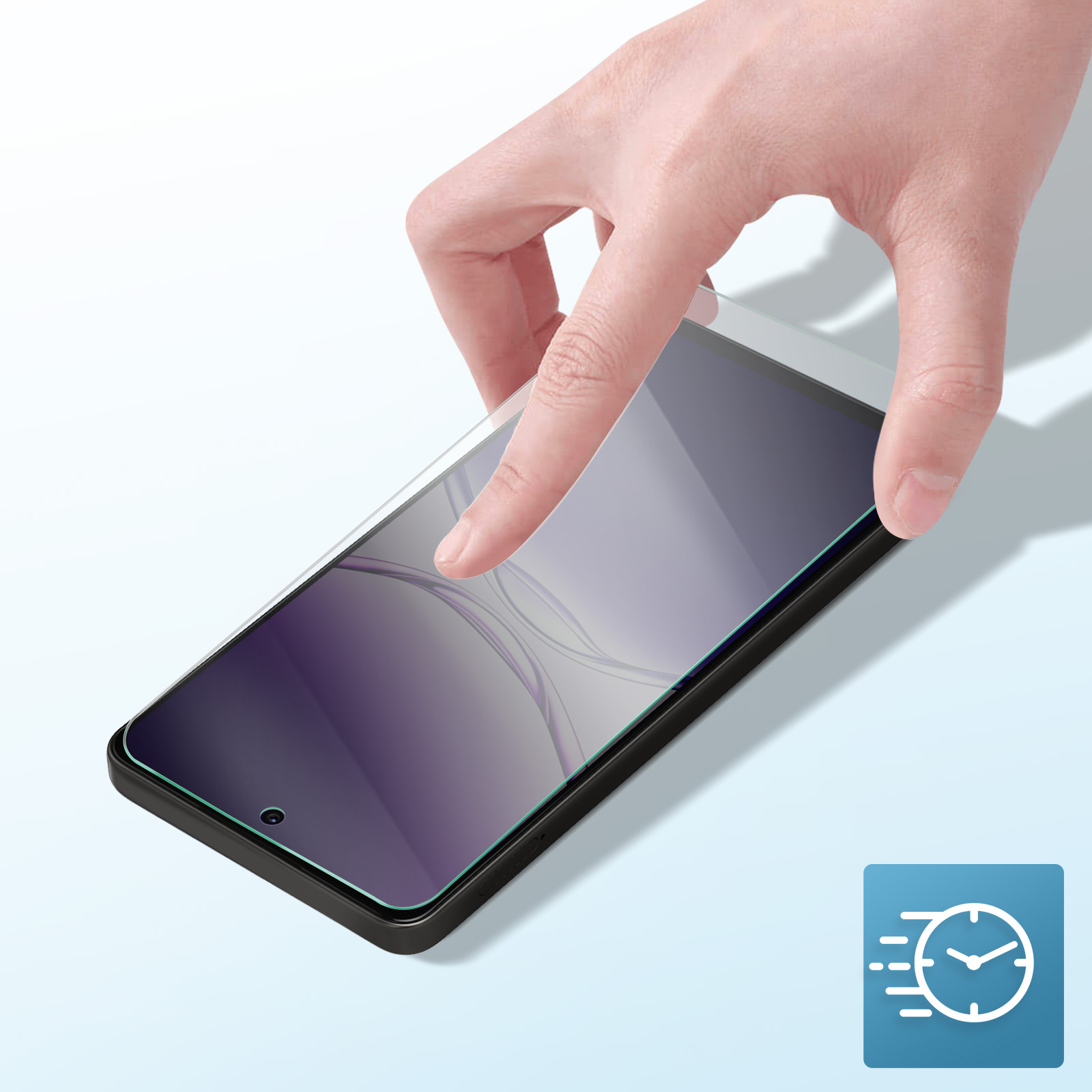 Mano che applica una protezione schermo a uno smartphone. Il telefono è nero, la protezione è trasparente. Sfondo blu.