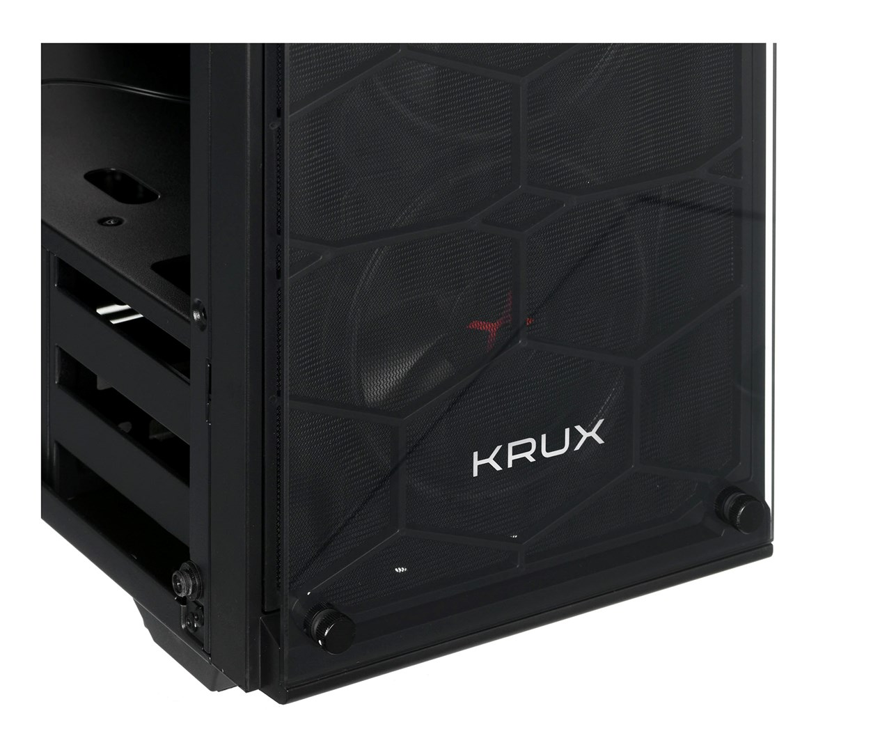 Zwarte computerkast met een mesh voorpaneel. Het KRUX-logo is zichtbaar. De kast is gedeeltelijk open, met interne componenten.