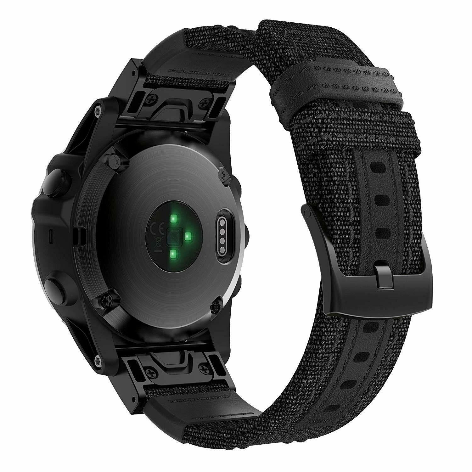 Schwarze Smartwatch mit schwarzem Stoffarmband. Die Uhr hat ein kreisförmiges Zifferblatt mit Sensoren und eine Schnalle am Armband.