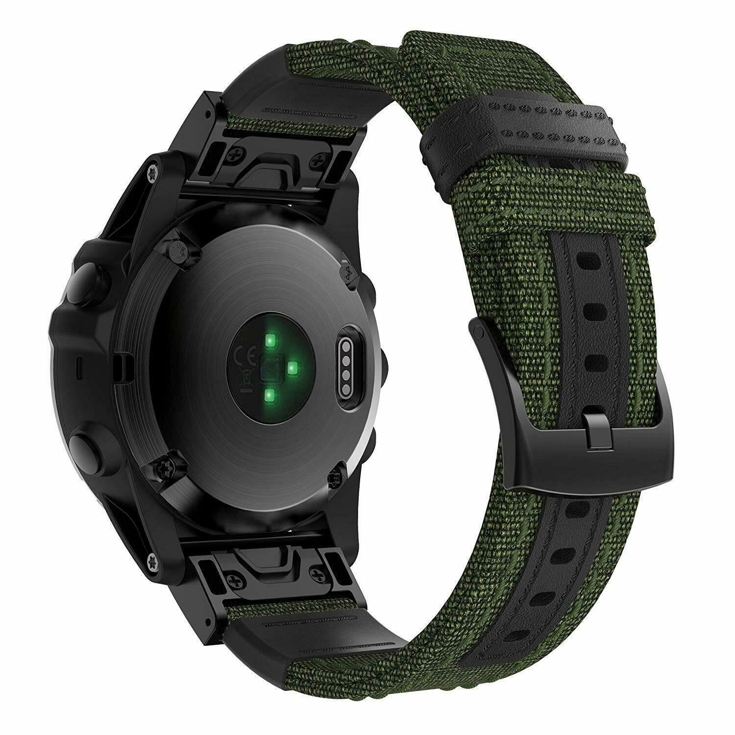 Schwarze Smartwatch mit grünem Stoffarmband. Die Rückseite der Uhr zeigt Sensoren. Das Armband hat eine schwarze Schnalle. Details umfassen Schwarz- und Grüntöne.