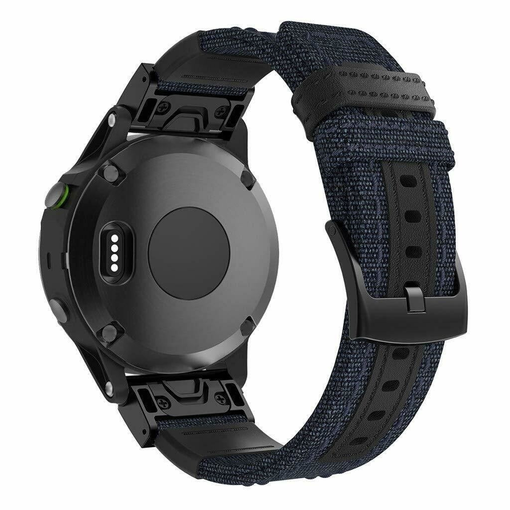 Schwarze Smartwatch mit dunkelblauem Stoffarmband. Das Zifferblatt ist schwarz mit ein paar Knöpfen und Sensoren. Das Armband hat eine Schnalle.