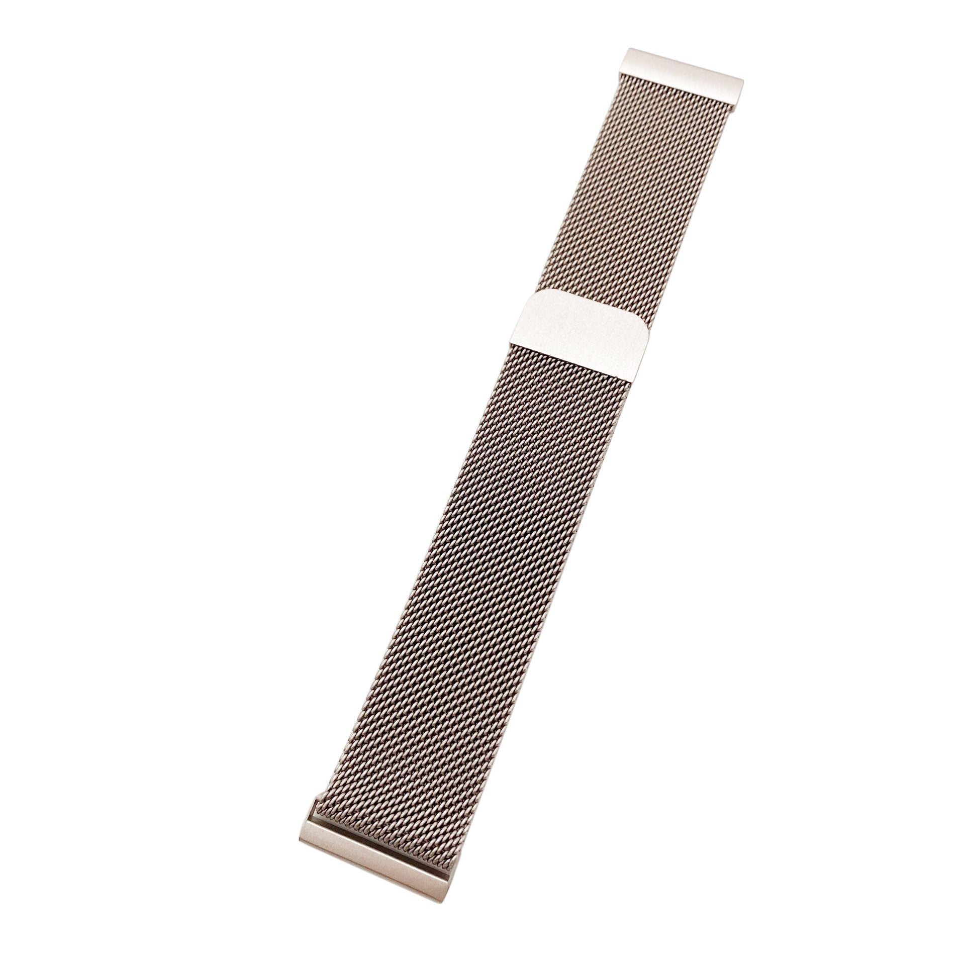 Ein metallisches Uhrenarmband liegt diagonal vor weißem Hintergrund. Es besteht aus einem Netz aus silberfarbenem Metall mit einer silbernen Schließe.