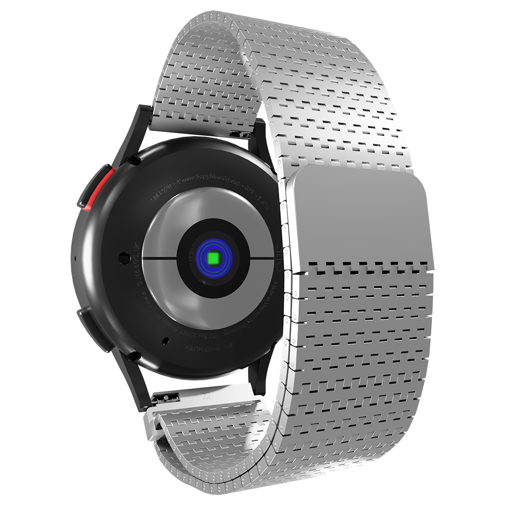 Eine Smartwatch mit silbernem Metallarmband, schwarzem Zifferblatt und rotem Knopf. Die Rückseite zeigt Sensoren und Text.