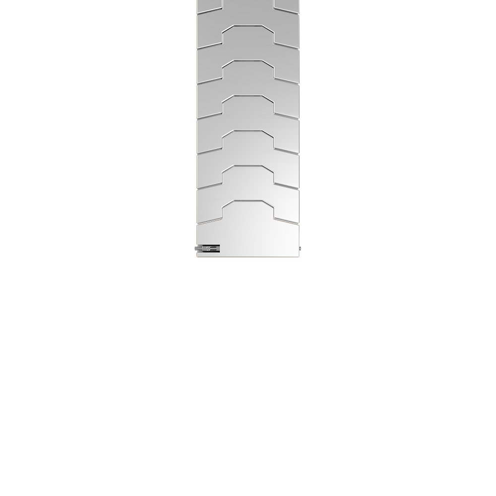 Ein vertikaler, metallisch silberner Heizkörper. Er hat ein geometrisches Design mit rechteckigen Abschnitten und einem kleinen Bedienfeld unten.