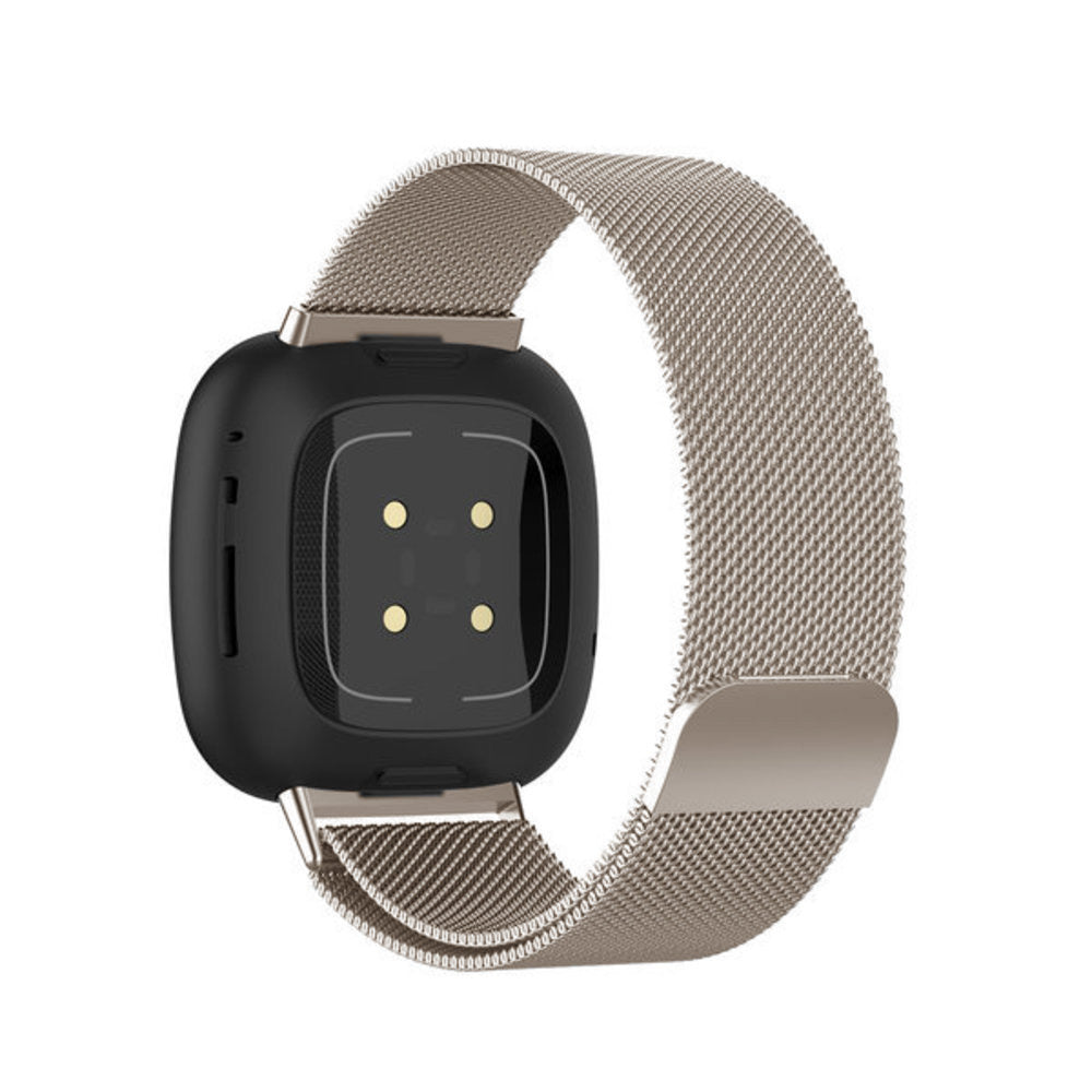 Schwarze Smartwatch mit silbernem Mesh-Armband. Das Zifferblatt hat vier goldene Punkte. Das Band ist verschlossen.
