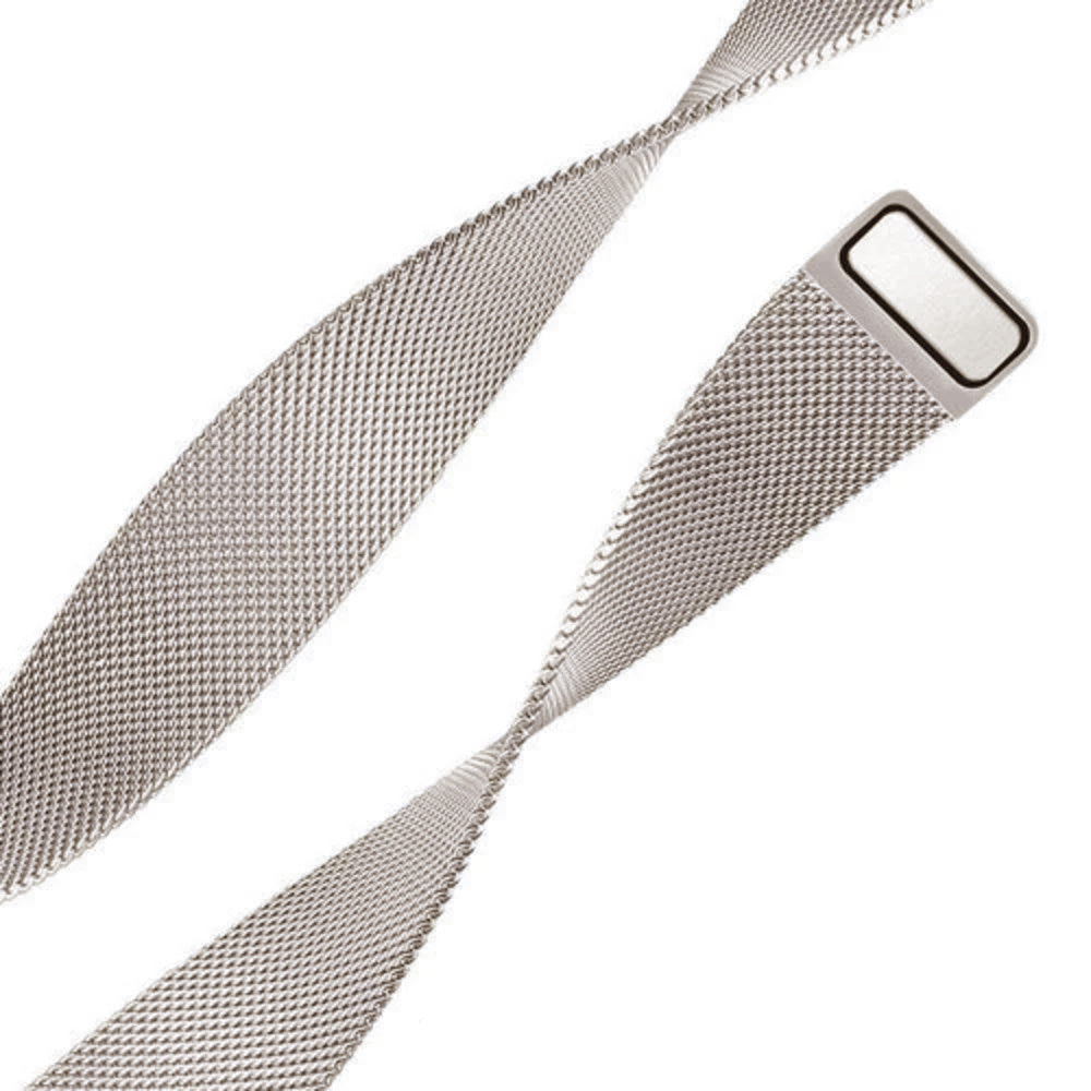 Nahaufnahme eines silbernen, netzartigen Uhrenarmbands. Ein Ende hat einen rechteckigen Verschluss, das andere verjüngt sich. Weißer Hintergrund.