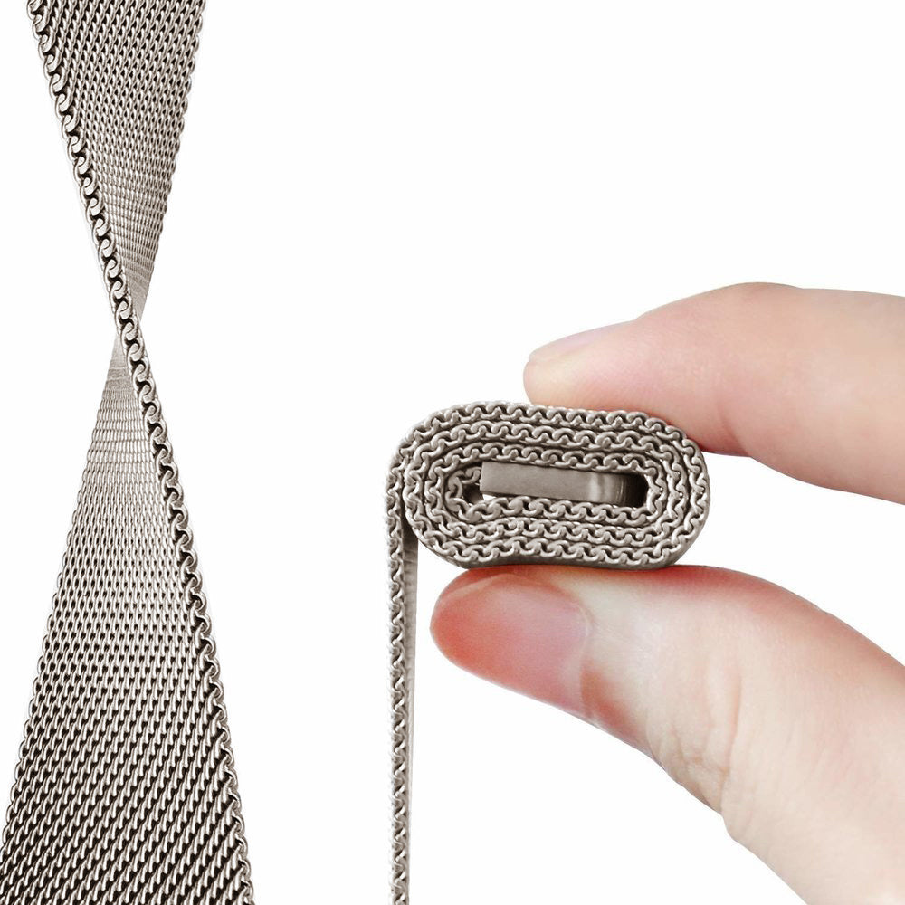 Eine Hand hält ein aufgerolltes silbernes Mesh-Armband. Ein größerer Teil des Armbands ist links vor weißem Hintergrund zu sehen.