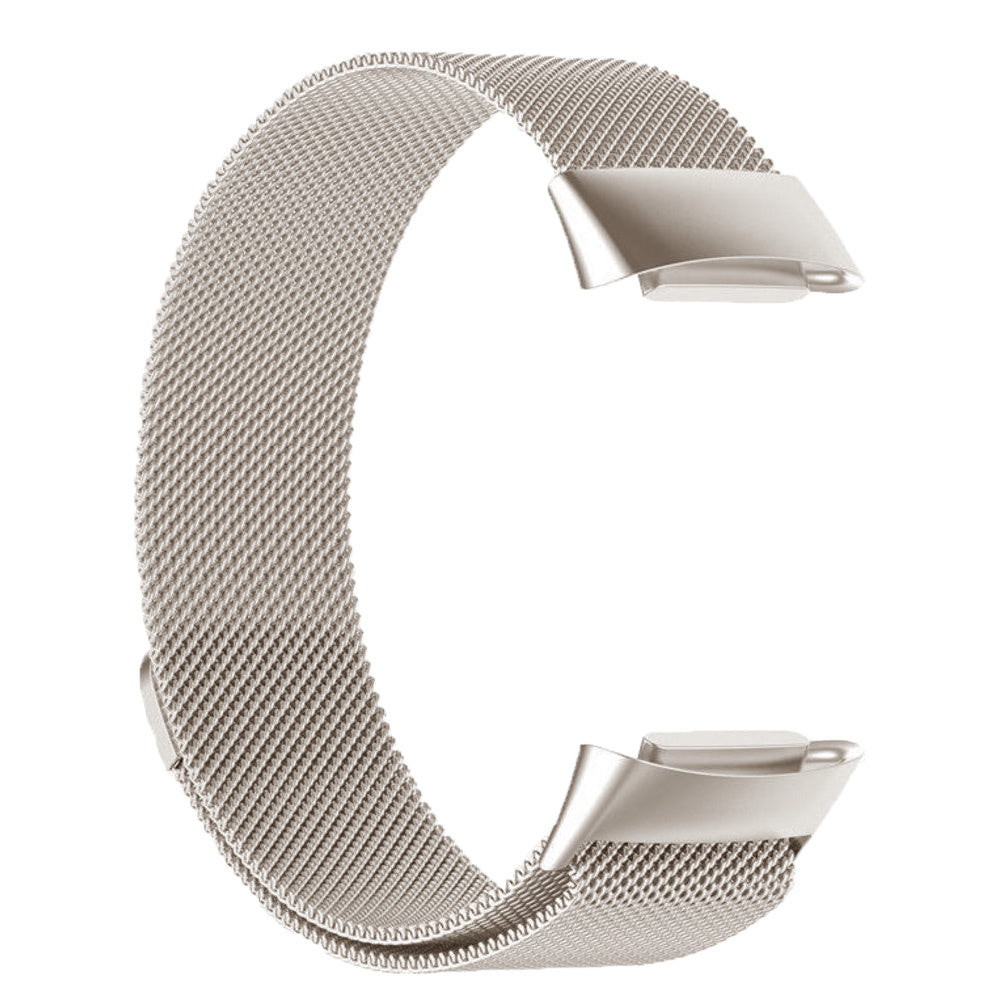 Ein silbernes Uhrenarmband aus Mesh. Es ist C-förmig und hat an beiden Enden Metallverschlüsse. Weißer Hintergrund.