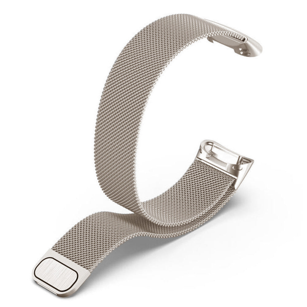 Ein silbernes Uhrenarmband mit Mesh-Design ist vor weißem Hintergrund gekrümmt. Es hat Metallschnallen und einen minimalistischen Stil.