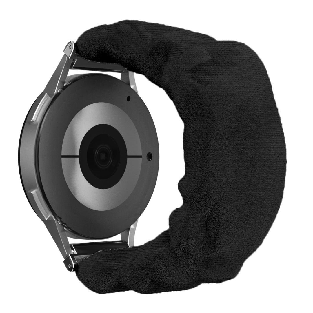 Eine schwarze Smartwatch wird von einer schwarzen, behandschuhten Hand gehalten. Die Uhr hat einen schwarzen Bildschirm mit silbernem Rahmen.