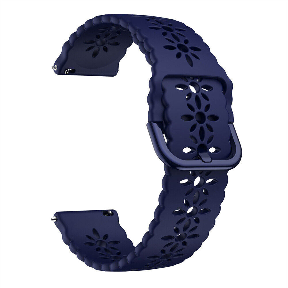 Ein marineblaues Uhrenarmband. Es hat florale Ausschnitte und eine Schnalle. Das Armband ist gebogen und zeigt seine volle Form.