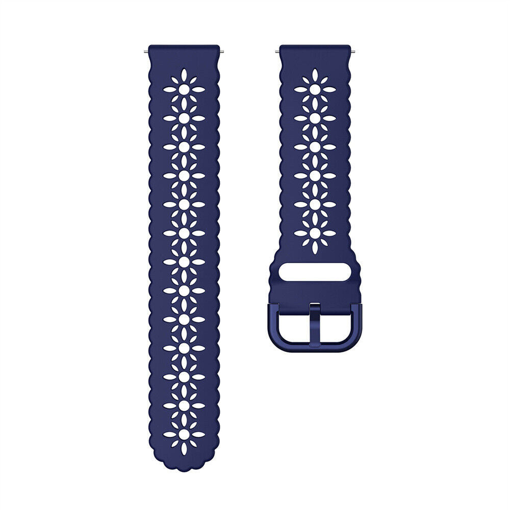 Zwei dunkelblaue Uhrenarmbänder mit weißen Blumenausschnitten. Eines hat eine Schnalle. Weißer Hintergrund.