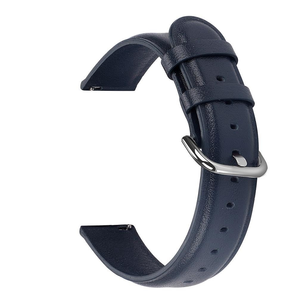 Ein gebogenes, marineblaues Lederarmband mit einer silbernen Schnalle, vor weißem Hintergrund, isoliert auf weißem Hintergrund.