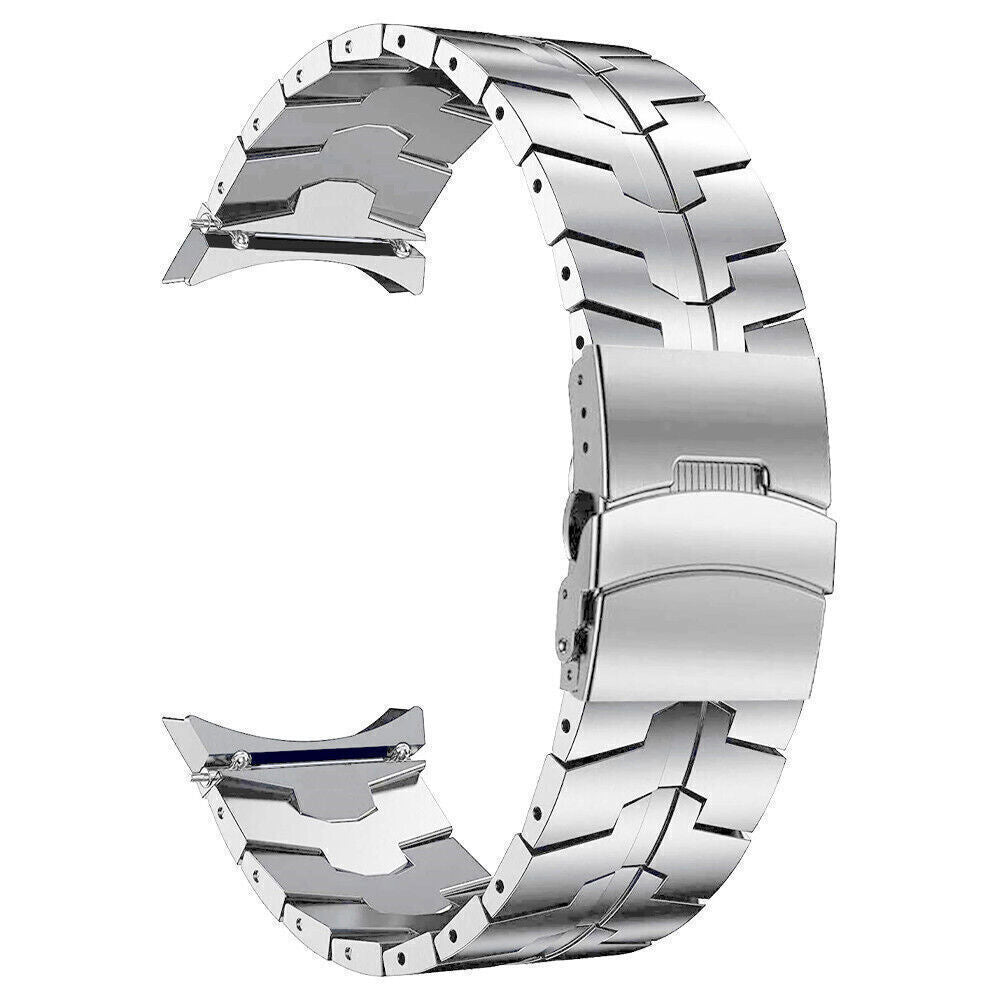 Ein silbernes Uhrenarmband ist abgebildet, das sich zu einem Bogen krümmt. Es besteht aus verbundenen, geometrischen Metallgliedern mit einem Verschluss.