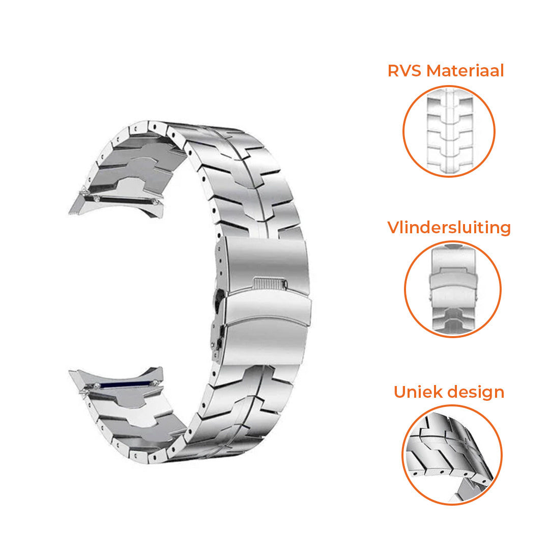 Ein Edelstahl-Uhrenarmband. Es hat einen Butterfly-Verschluss und ein einzigartiges Design. Das Armband befindet sich auf weißem Hintergrund.