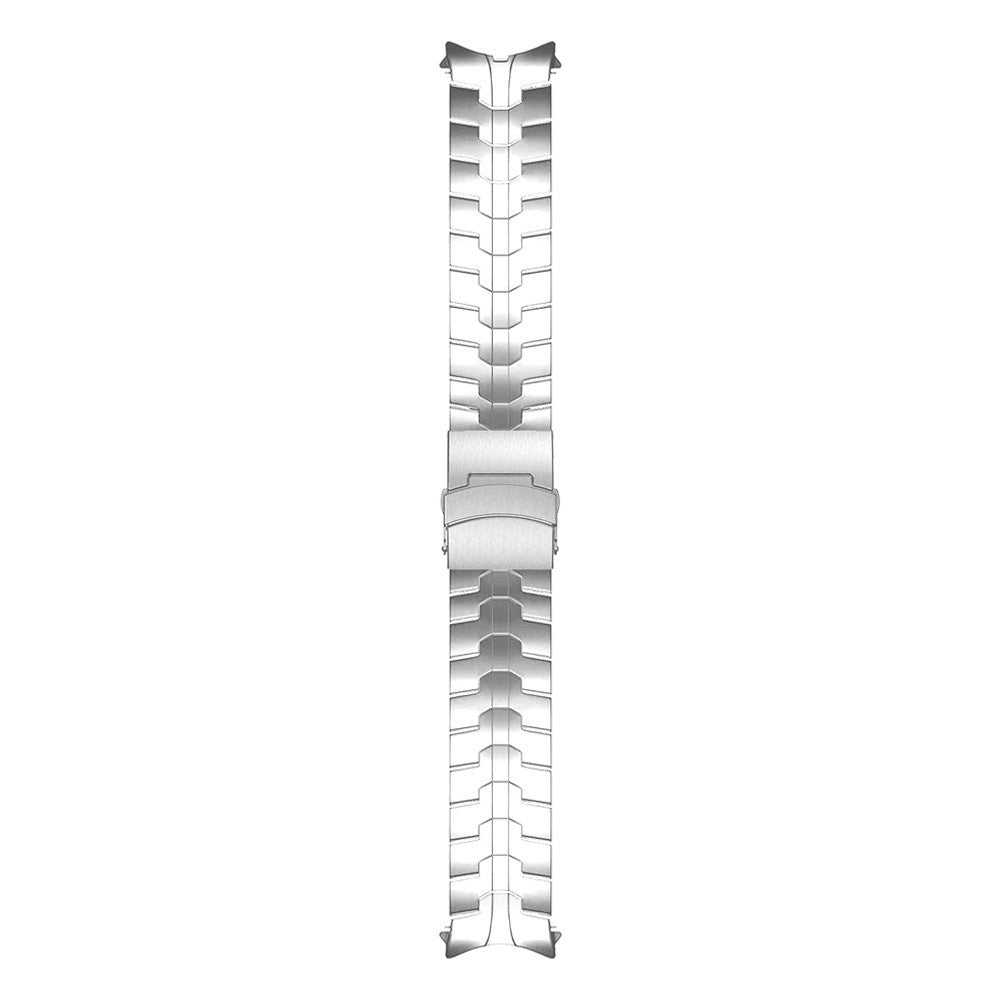 Ein silbernes Uhrenarmband liegt vertikal. Es hat in der Mitte einen Verschluss und besteht aus vielen kleinen, rechteckigen Metallgliedern.