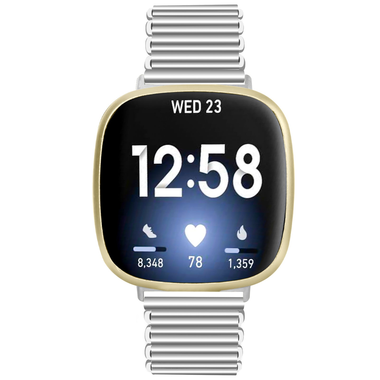 Eine Smartwatch mit schwarzem Bildschirm, der Uhrzeit, Datum und Aktivitätsdaten anzeigt. Das Armband ist silberfarben, die Lünette goldfarben.