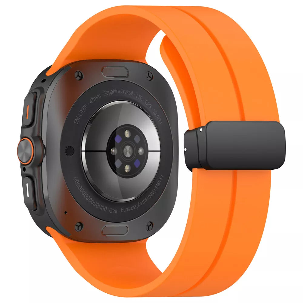 Eine schwarze Smartwatch mit orangefarbenem Armband. Die Uhr hat ein schwarzes Gehäuse mit einem Sensor, und das Armband ist verbunden.