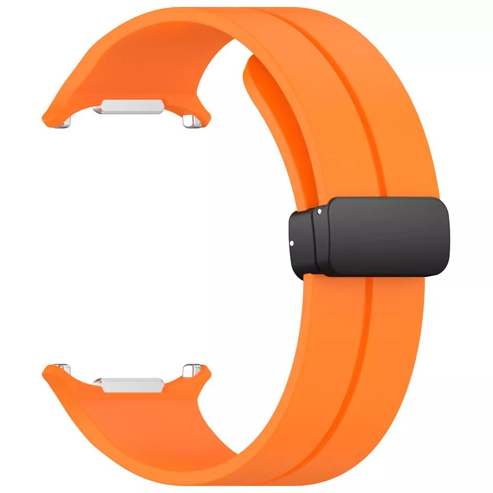 Ein orangefarbenes Uhrenarmband mit schwarzem Verschluss. Es hat silberne Metallverbinder. Das Band ist C-förmig vor weißem Hintergrund gebogen.
