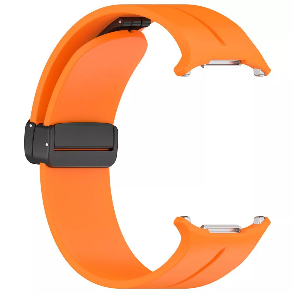 Ein orangefarbenes Uhrenarmband mit schwarzer Schnalle und Metallverschlüssen. Das Band bildet eine C-Form auf weißem Hintergrund.