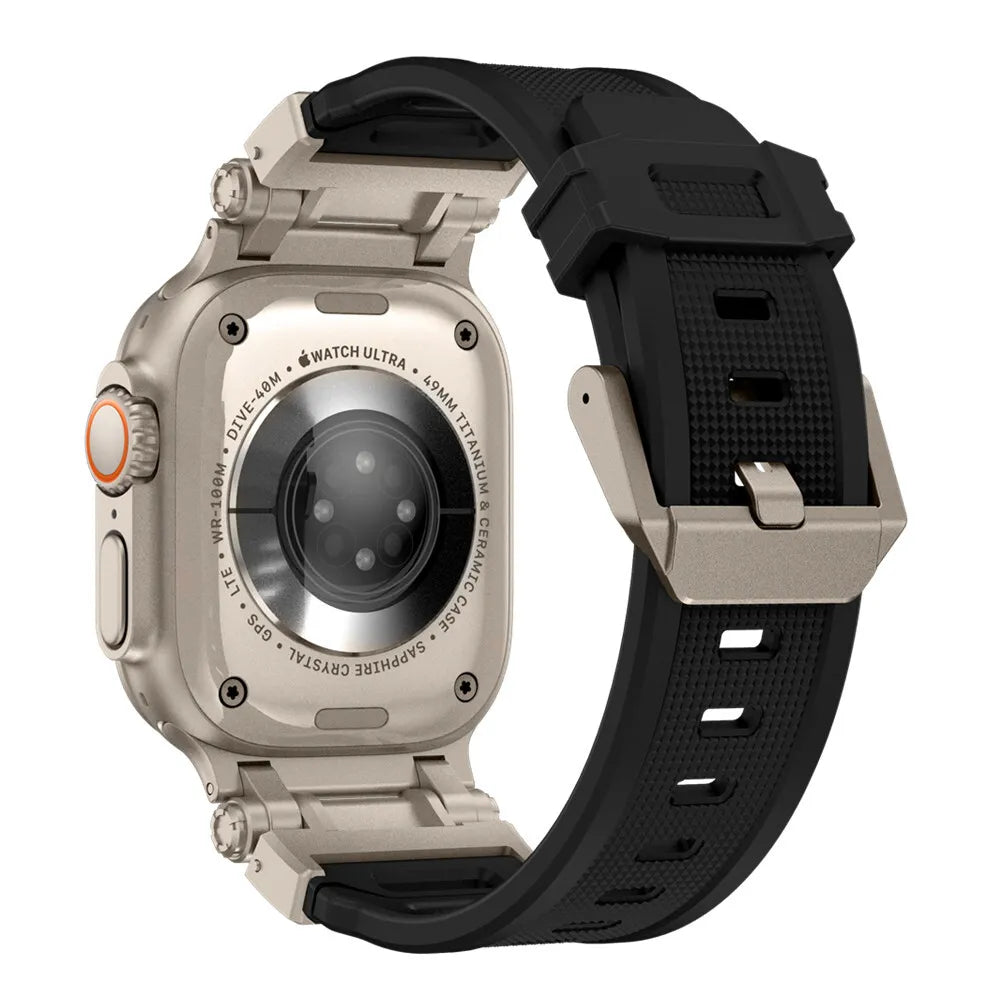 Silberne Smartwatch mit schwarzem Armband. Auf der Rückseite der Uhr steht: Watch Ultra, 49mm Titan, Keramikgehäuse, Saphirglas.