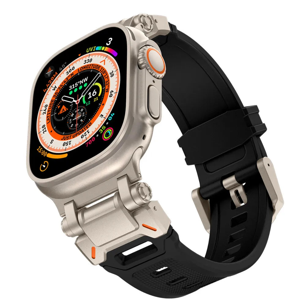 Eine silber-schwarze Smartwatch mit schwarzem Armband, die Uhrzeit und Standortdaten auf dem Bildschirm anzeigt, auf weißem Hintergrund.