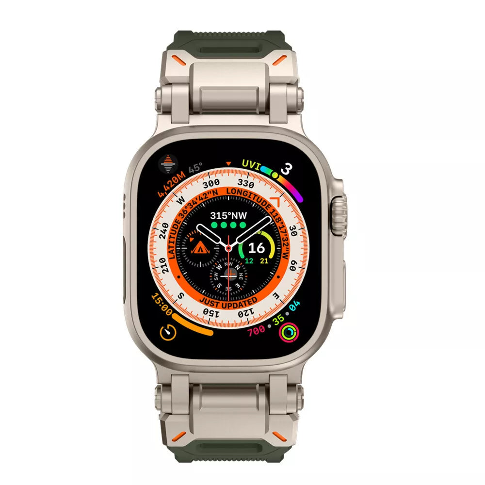 Eine silberne Smartwatch mit schwarzem Bildschirm, der Navigations- und Datumsangaben anzeigt. Sie hat ein grünes Armband und orangefarbene Akzente.