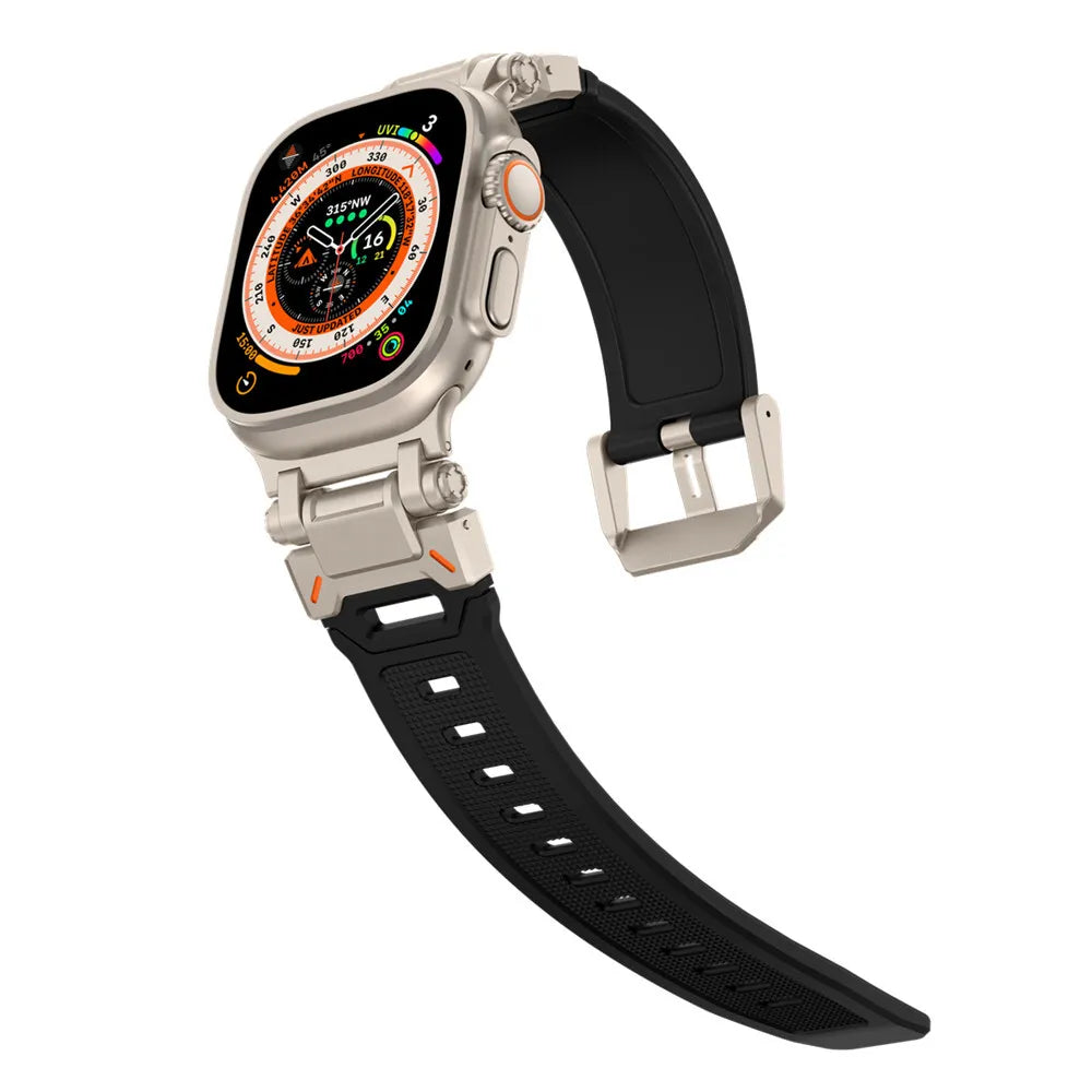 Eine silberne Smartwatch mit schwarzem Armband wird vor weißem Hintergrund gezeigt. Das Zifferblatt zeigt Zeit, Kompass und andere Daten.