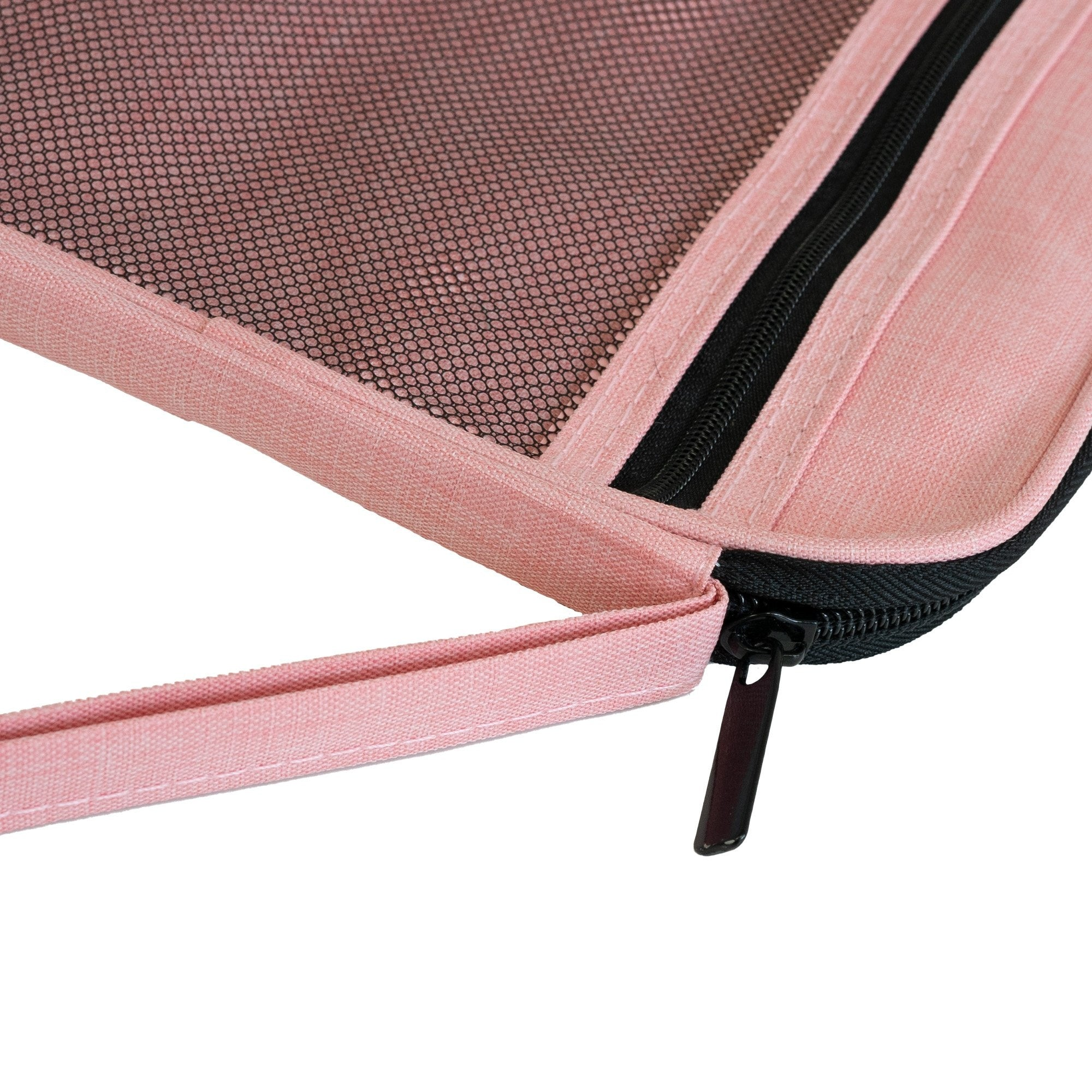 Nahaufnahme eines rosa Beutels mit schwarzem Reißverschluss und Mesh. Ein Griff erstreckt sich nach links. Weißer Hintergrund.