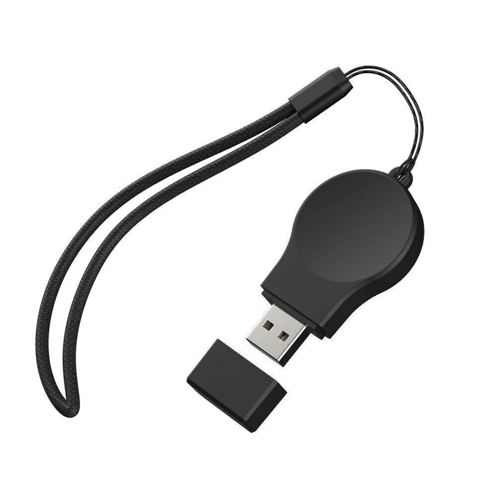 Ein schwarzer USB-Stick mit passender Kappe und Lanyard. Der Stick ist an einen USB-Anschluss angeschlossen. Alles auf weißem Hintergrund.
