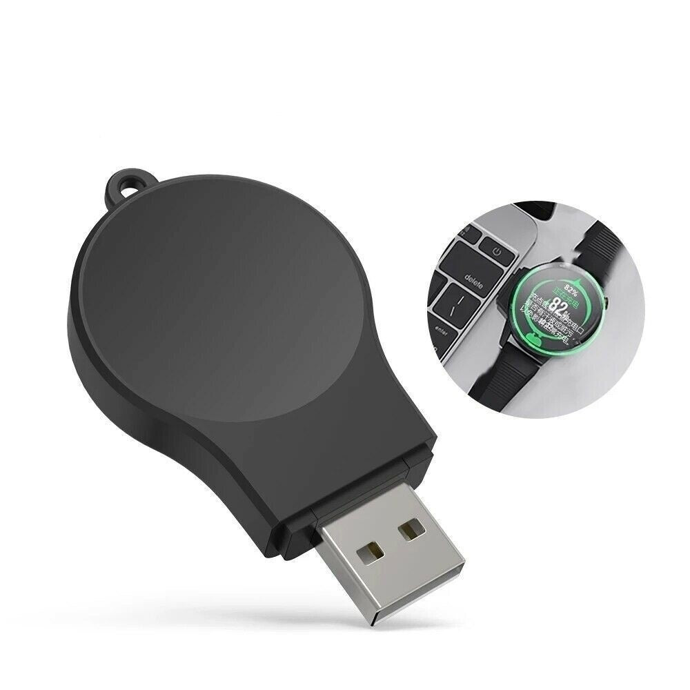 Schwarzer USB-Stick mit rundem Oberteil. Eine Smartwatch zeigt 82 % Ladung an. Laptop-Tasten im Hintergrund.