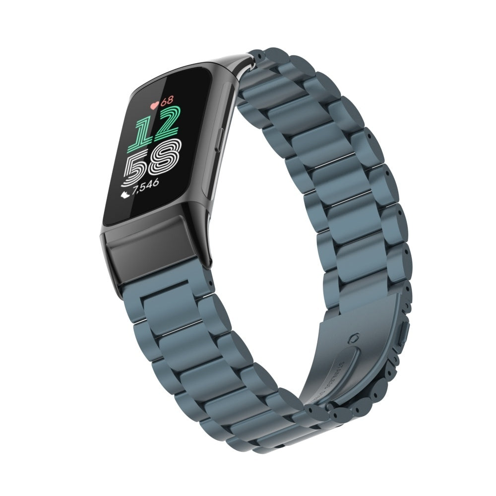 Eine Smartwatch mit blau-grauem Metallarmband. Der Bildschirm zeigt Uhrzeit und Herzfrequenz. Das Armband ist auf weißem Hintergrund gebogen.