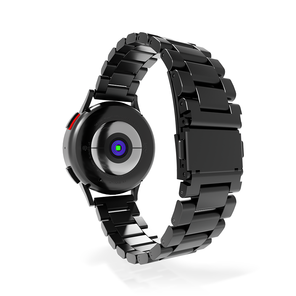 Eine schwarze Smartwatch mit Metallband ist zum Betrachter hin abgewinkelt. Zifferblatt und Armband sind vor weißem Hintergrund gut sichtbar.