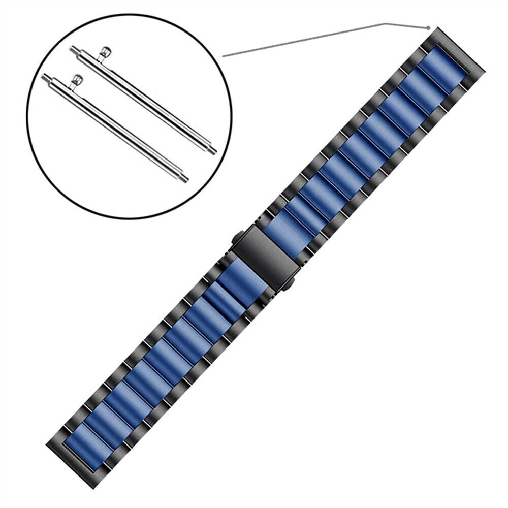 Blaues und schwarzes Uhrenarmband mit zwei silbernen Stiften in einem Kreis auf weißem Grund. Das Armband ist abgewinkelt.