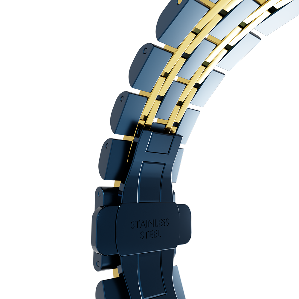 Nahaufnahme eines Uhrenarmbands. Marineblaue und goldene Glieder sind sichtbar, mit 'STAINLESS STEEL' auf dem Verschluss. Weißer Hintergrund.