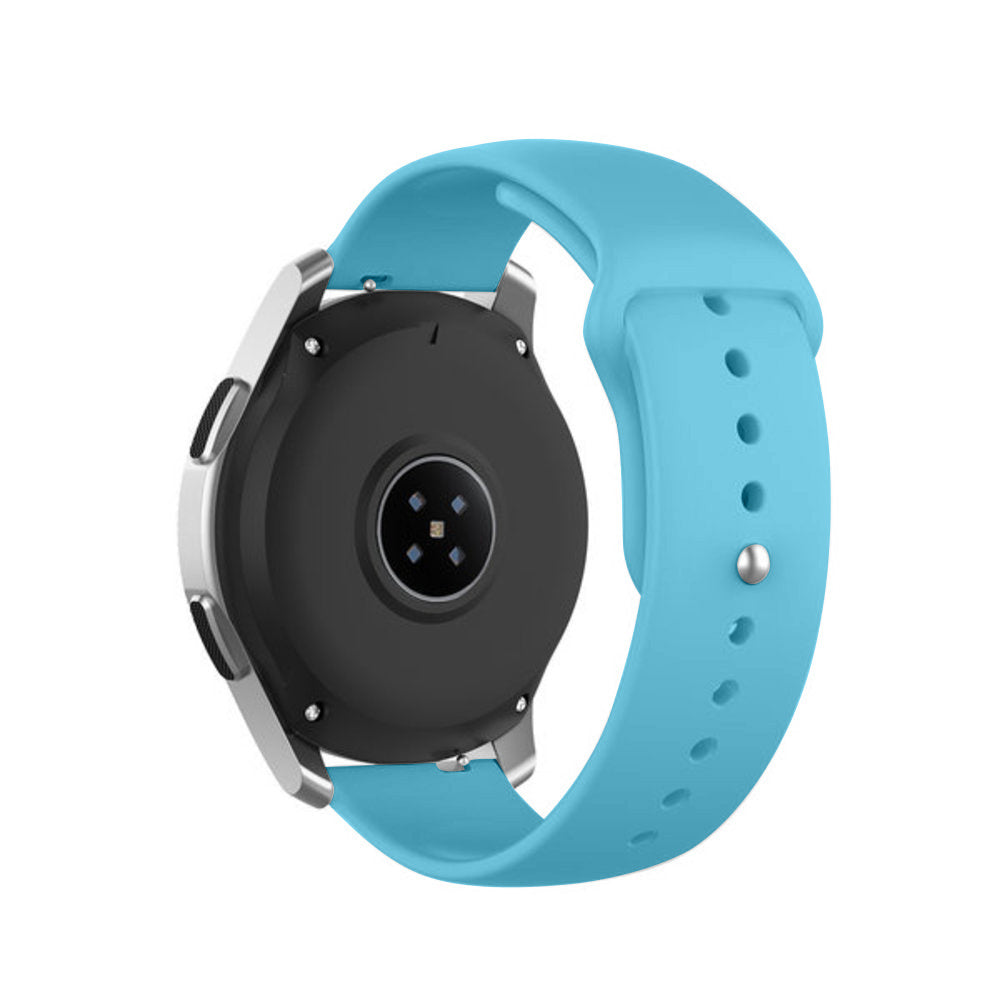 Eine schwarze Smartwatch mit hellblauem Armband. Die Uhr hat eine silberne Lünette. Das Armband ist perforiert und hat eine silberne Schnalle.