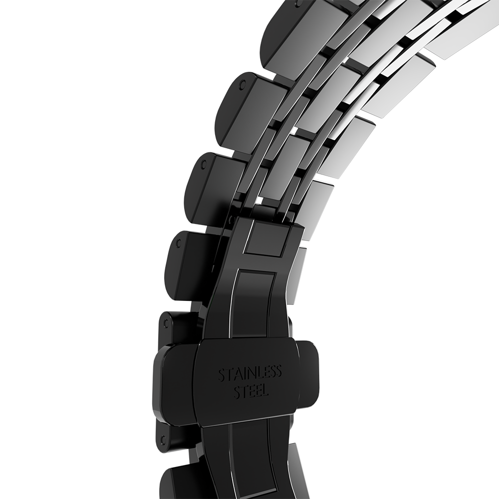 Nahaufnahme eines schwarzen Edelstahl-Uhrenarmbands. Das Band ist gebogen, mit einem Verschluss, der 'STAINLESS STEEL' zeigt, und einem weißen Hintergrund.