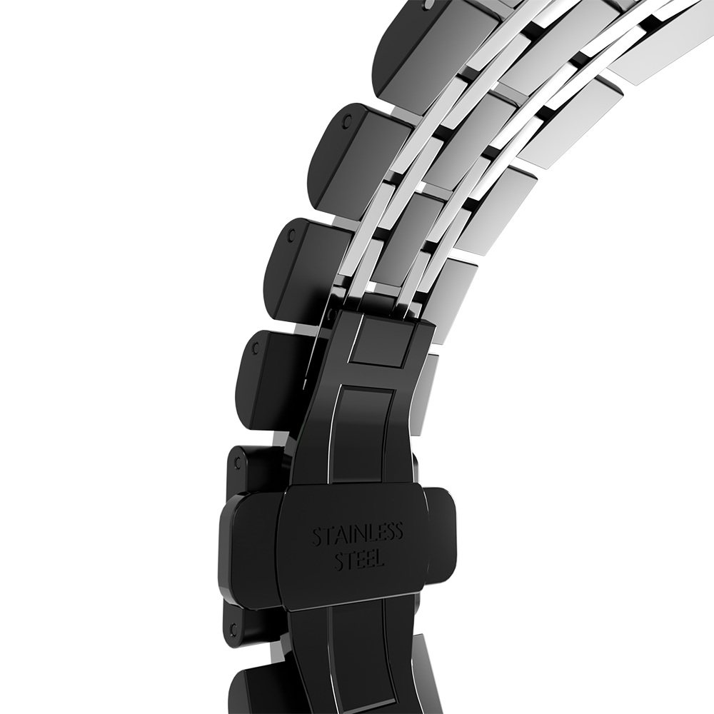 Nahaufnahme eines Armbandes. Schwarze und silberne Glieder krümmen sich vor weißem Hintergrund. Der Verschluss liest 'STAINLESS STEEL'.