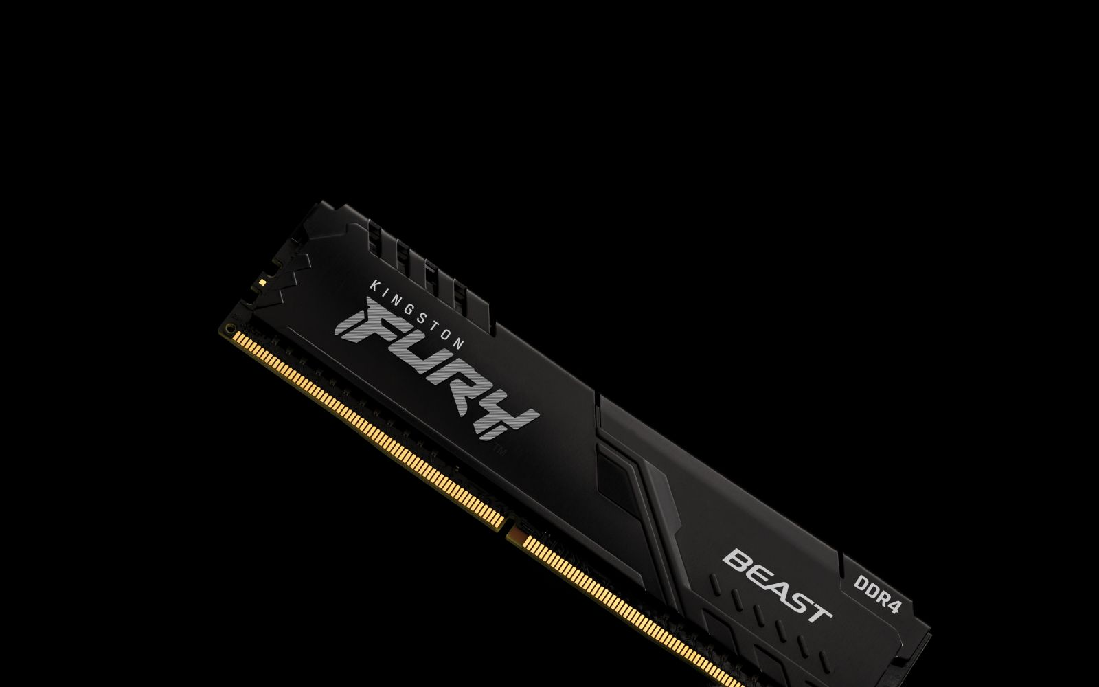 Czarny moduł RAM DDR4 Kingston Fury Beast jest pochylony na czarnym tle. Moduł RAM ma złote i srebrne akcenty.