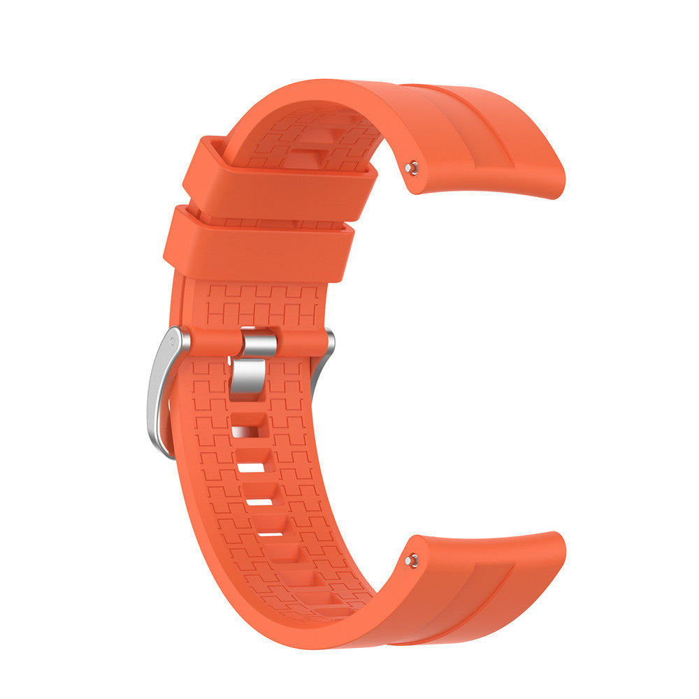 Ein orangefarbenes Uhrenarmband. Es hat eine Metallschnalle und eine strukturierte Oberfläche. Das Armband ist gebogen, mit weißem Hintergrund.