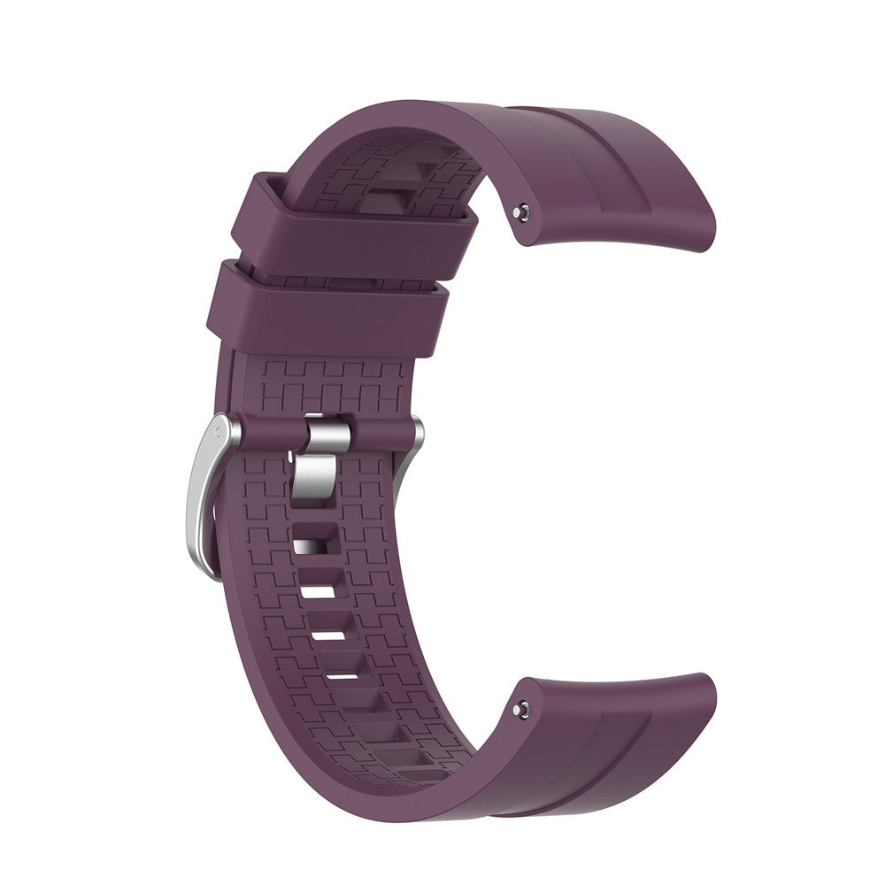 Ein lila Uhrenarmband mit Metallschnalle. Das Armband ist gebogen und aus Gummi oder Silikon. Der Hintergrund ist weiß.