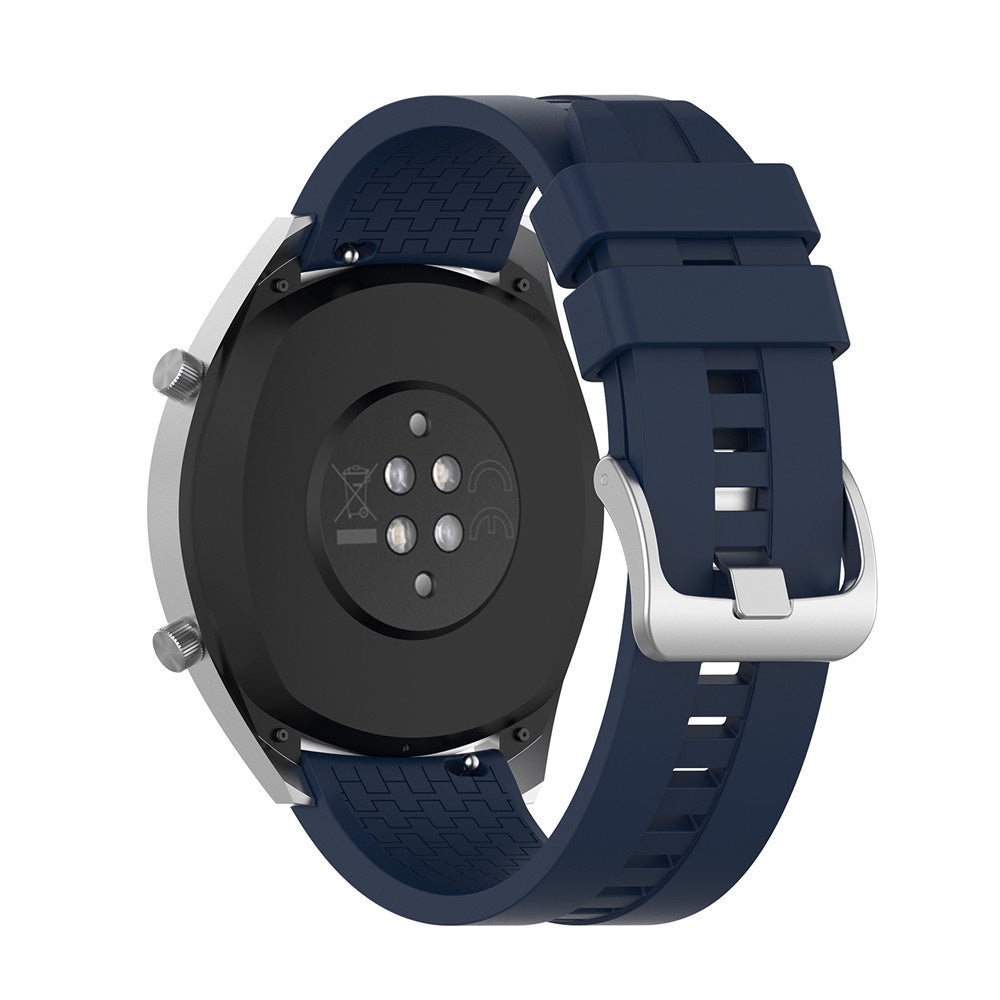 Eine Smartwatch mit marineblauem Armband und silberfarbenem Gehäuse. Das Zifferblatt ist schwarz. Das Armband ist mit der Uhr verbunden.