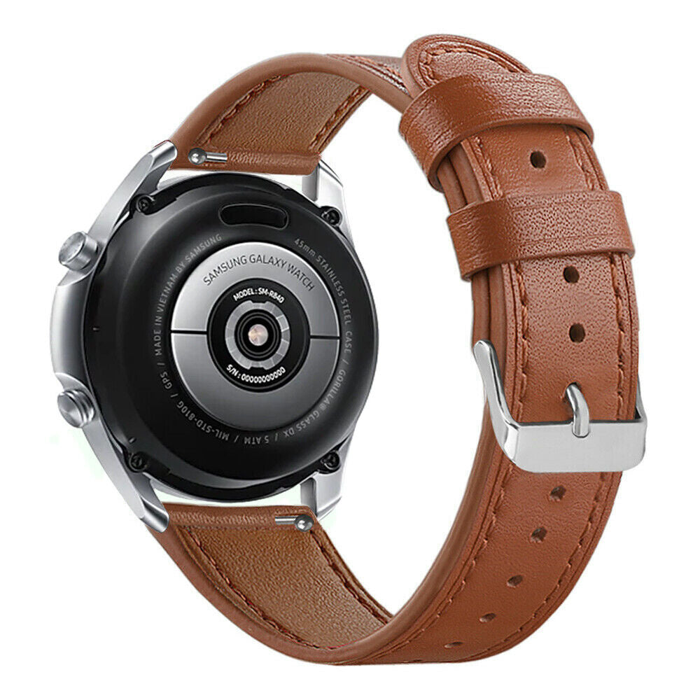 Eine Samsung Galaxy Watch mit braunem Lederarmband. Die Uhr hat ein Edelstahlgehäuse. Das Armband wird mit einer silbernen Schnalle befestigt.