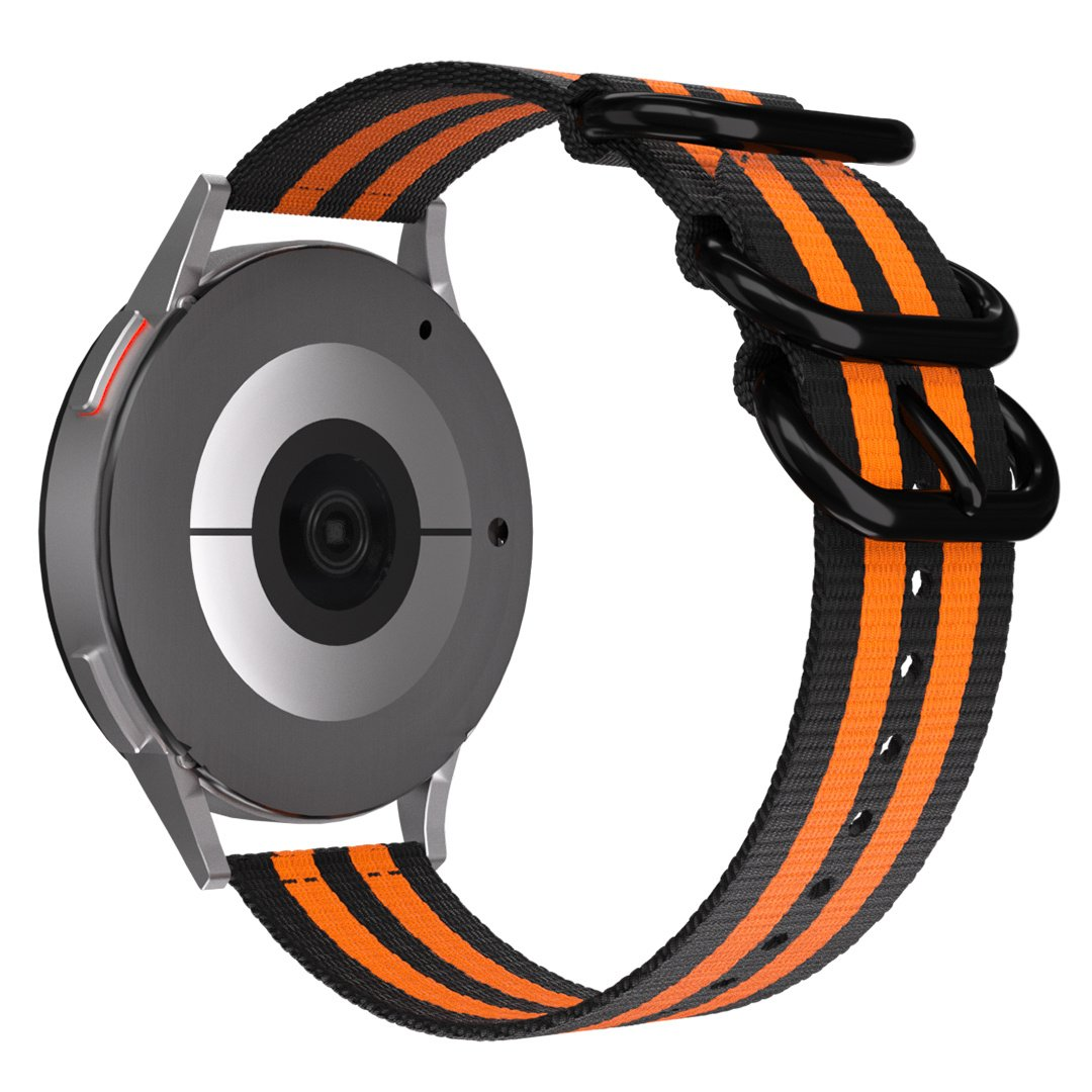 Eine Smartwatch mit einem schwarz-orange gestreiften Armband. Das Zifferblatt ist grau, das Armband wird mit einer schwarzen Schnalle befestigt.